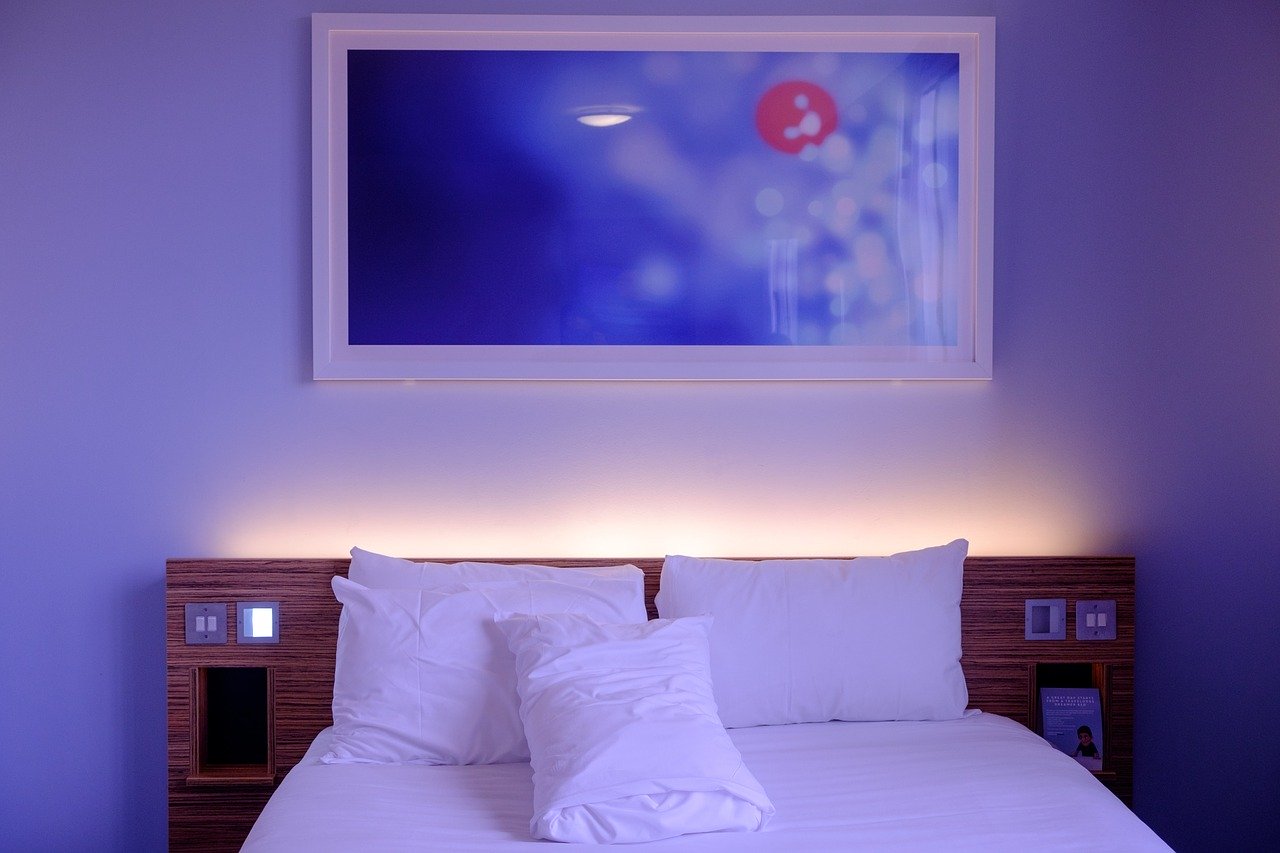 Łóżka z pojemnikiem – jak w pełni wykorzystać przestrzeń w sypialni